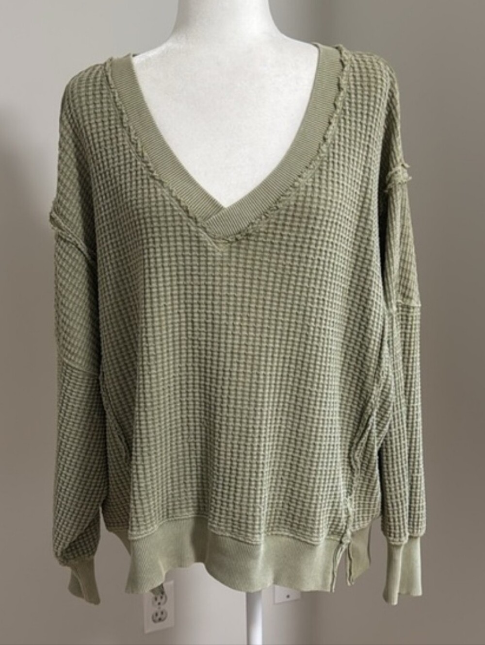 American Eagle Oversized Waffle Knit V-Neck Sweater Size Large - Picture 3 of 10
